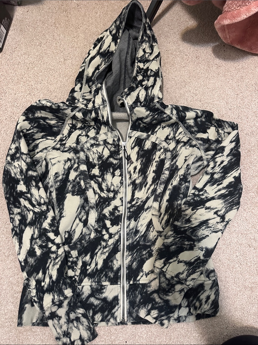 Lululemon Scuba Hoodie II in the Great Granite Black Mojave Tan/Telemark Print